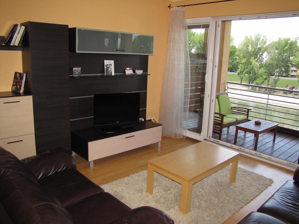 Dunalux Apartman Győr Rum bild