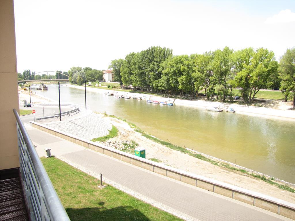 Dunalux Apartman Győr Rum bild